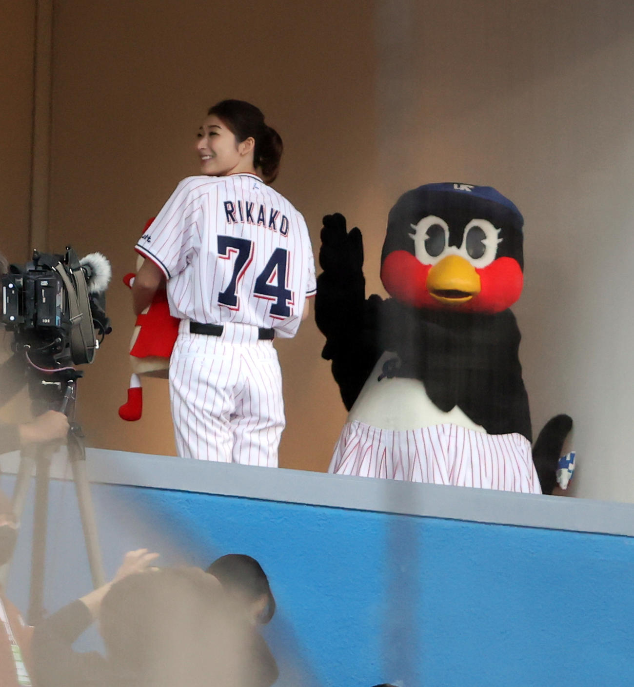 ヤクルト対中日　始球式に登場する池江璃花子は、試合前テレビブースからあいさつ（撮影・浅見桂子）