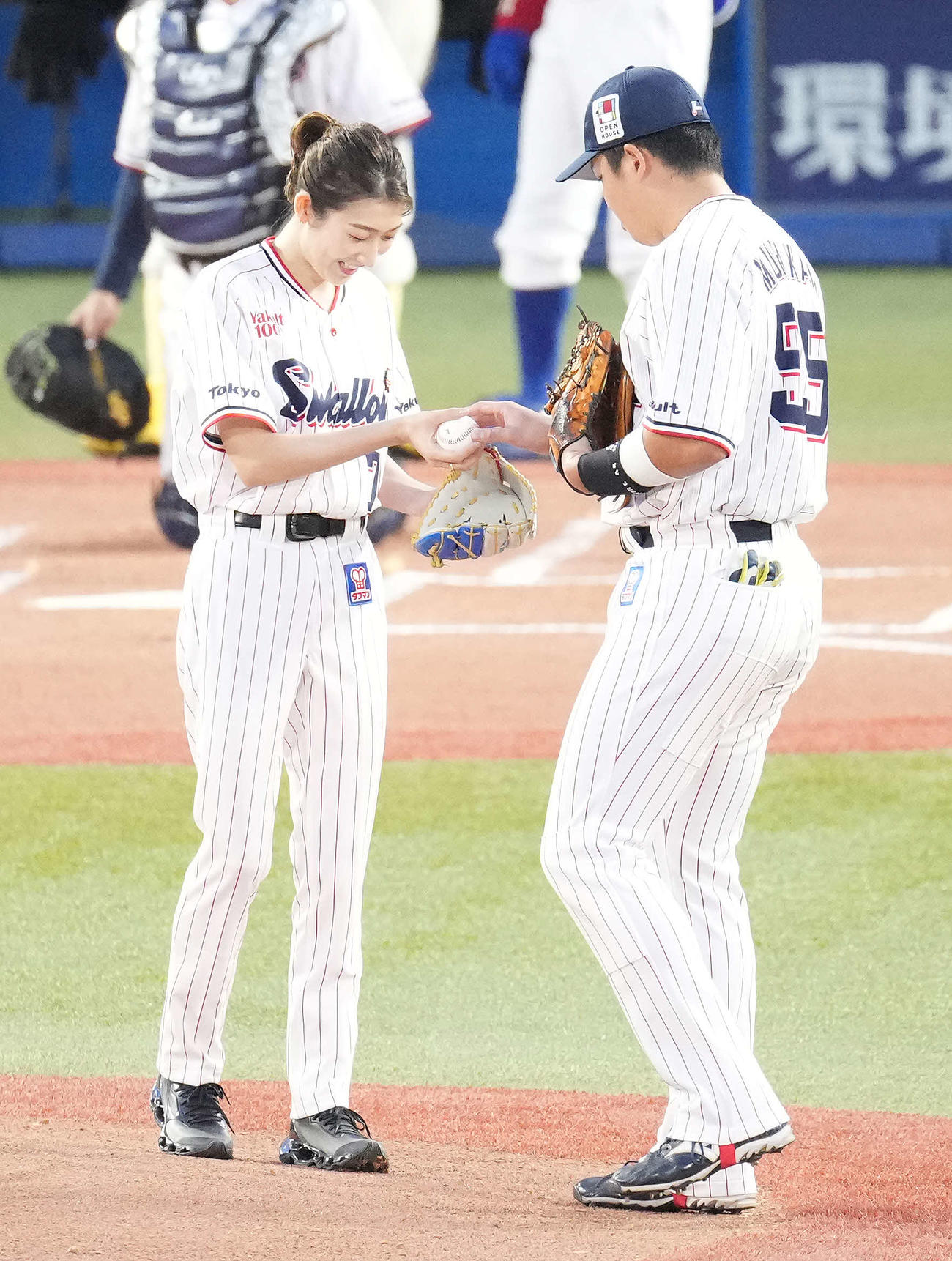 ヤクルト対中日　始球式に登場した池江（左）はヤクルト村上からボールを受け取る（撮影・鈴木みどり）