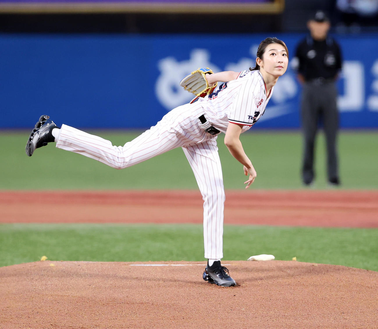 ヤクルト対中日　始球式で投げ込む池江璃花子（撮影・浅見桂子）