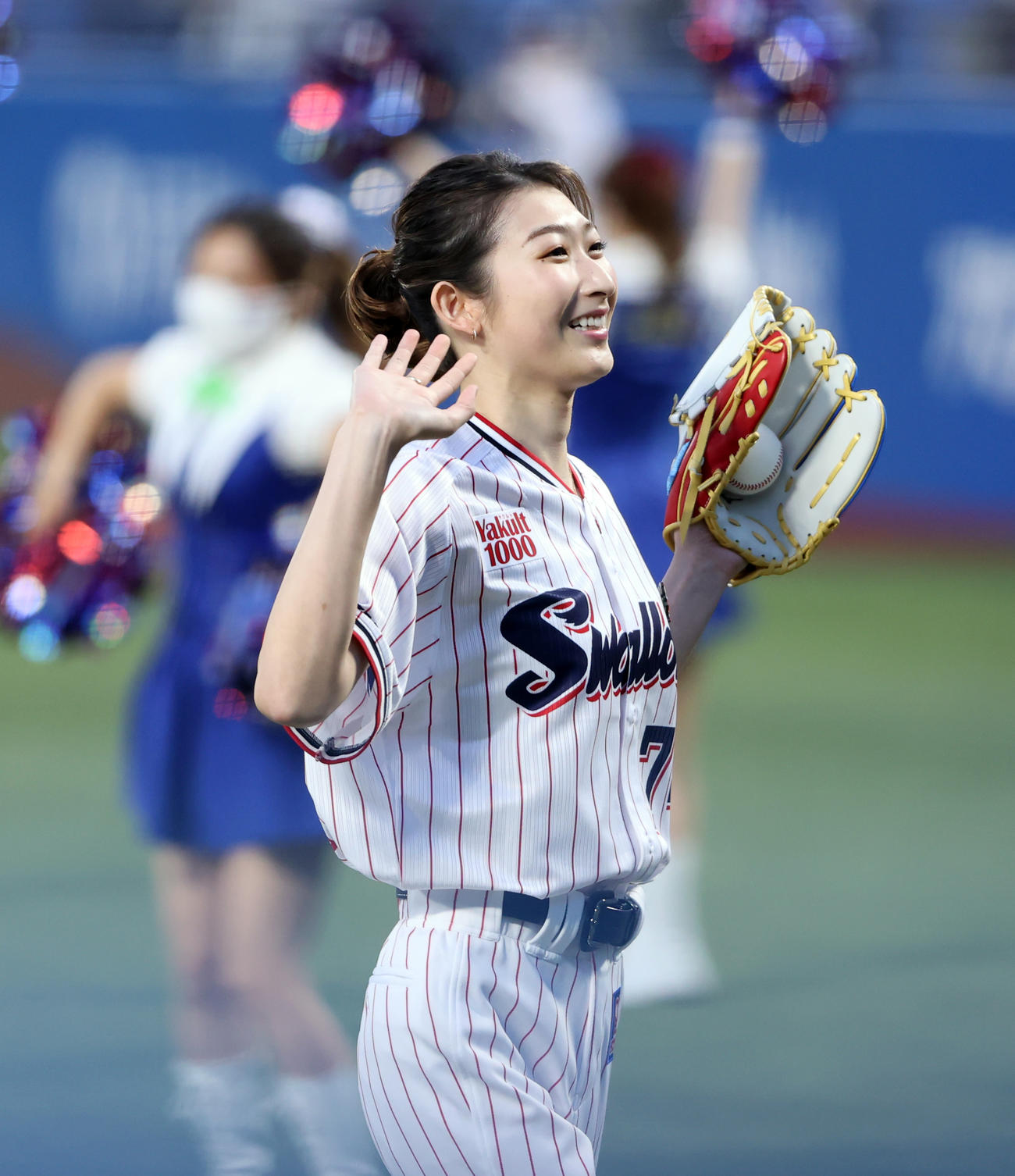 ヤクルト対中日　始球式を終えて笑顔で手を振る池江（撮影・浅見桂子）
