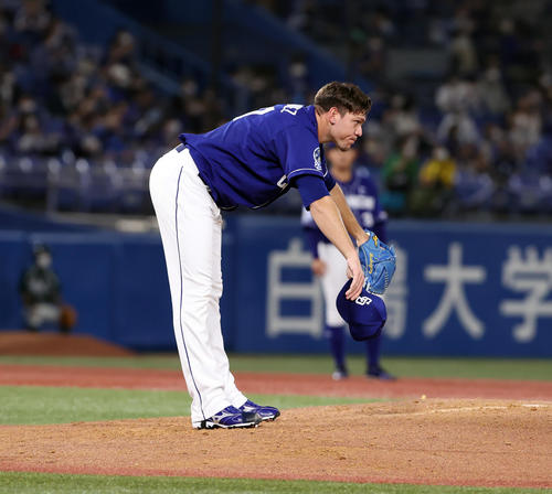 ヤクルト対中日　5回裏ヤクルト無死、オスナの打球を加藤翔が好捕し、一礼するロドリゲス（撮影・浅見桂子）