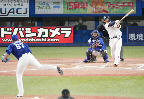 ヤクルト対中日　8回裏ヤクルト1死一塁、この日チーム初安打となる左前打を放つ塩見。投手ロドリゲス（撮影・鈴木みどり）