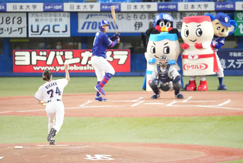 ヤクルト対中日　始球式で投球する池江（撮影・鈴木みどり）