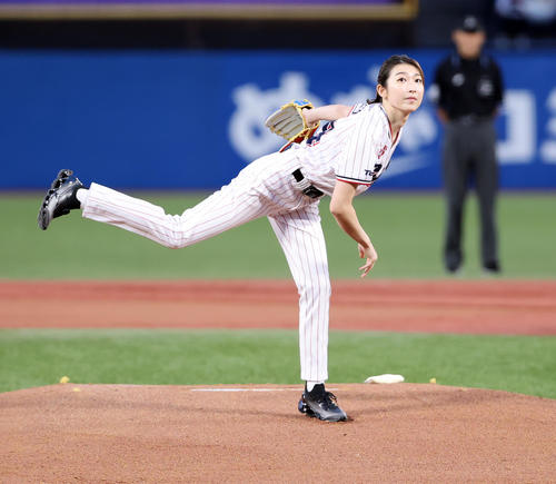 ヤクルト対中日　始球式で投げ込む池江璃花子（撮影・浅見桂子）