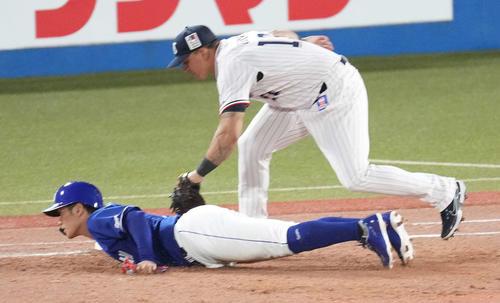 ヤクルト対中日　3回表中日2死一塁、打者加藤翔の時、けん制で一塁に戻れずアウトになる一塁走者京田。一塁手オスナ（撮影・鈴木みどり）
