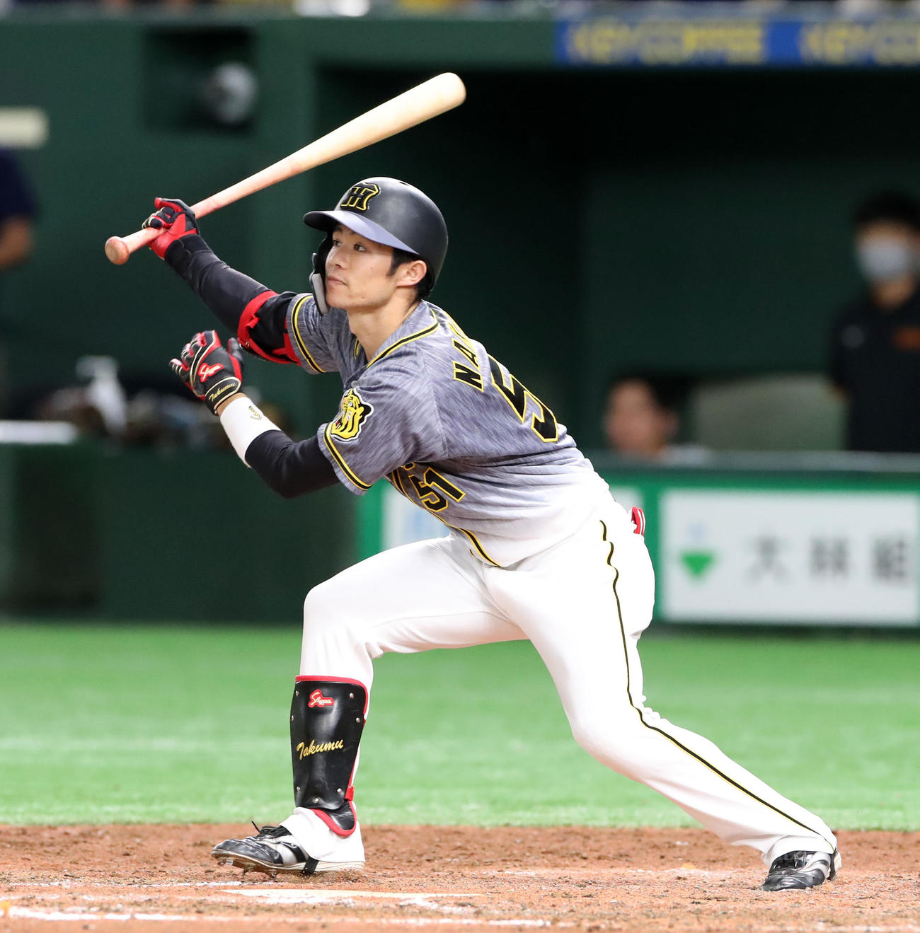 巨人対阪神　8回表阪神1死二、三塁、中野は左中間に2点適時二塁打を放つ（撮影・加藤哉）