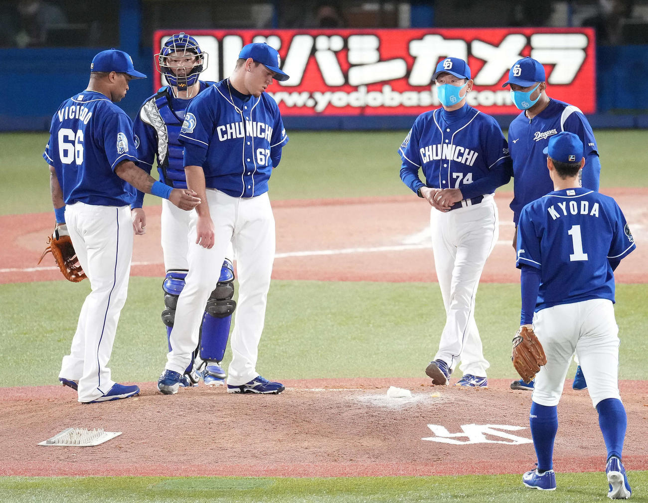 ヤクルト対中日　8回裏ヤクルト2死一、二塁、打者山田を迎える前、降板するロドリゲス（左から3人目）（撮影・鈴木みどり）