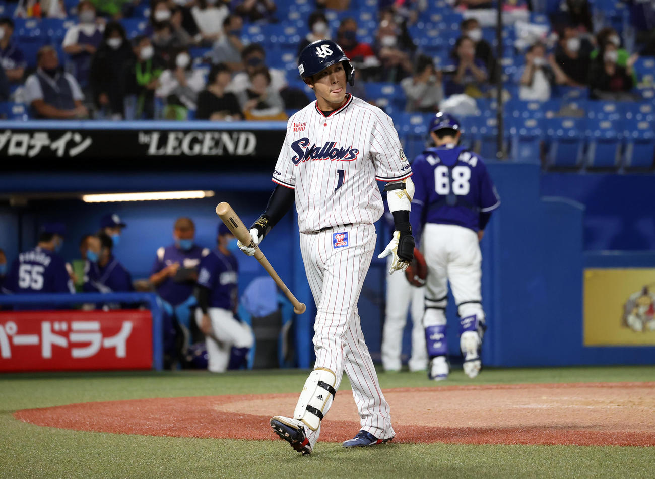 ヤクルト対中日　8回裏ヤクルト2死一、二塁、山田は三振に倒れ、悔しそうに舌を出して引き揚げる（撮影・浅見桂子）
