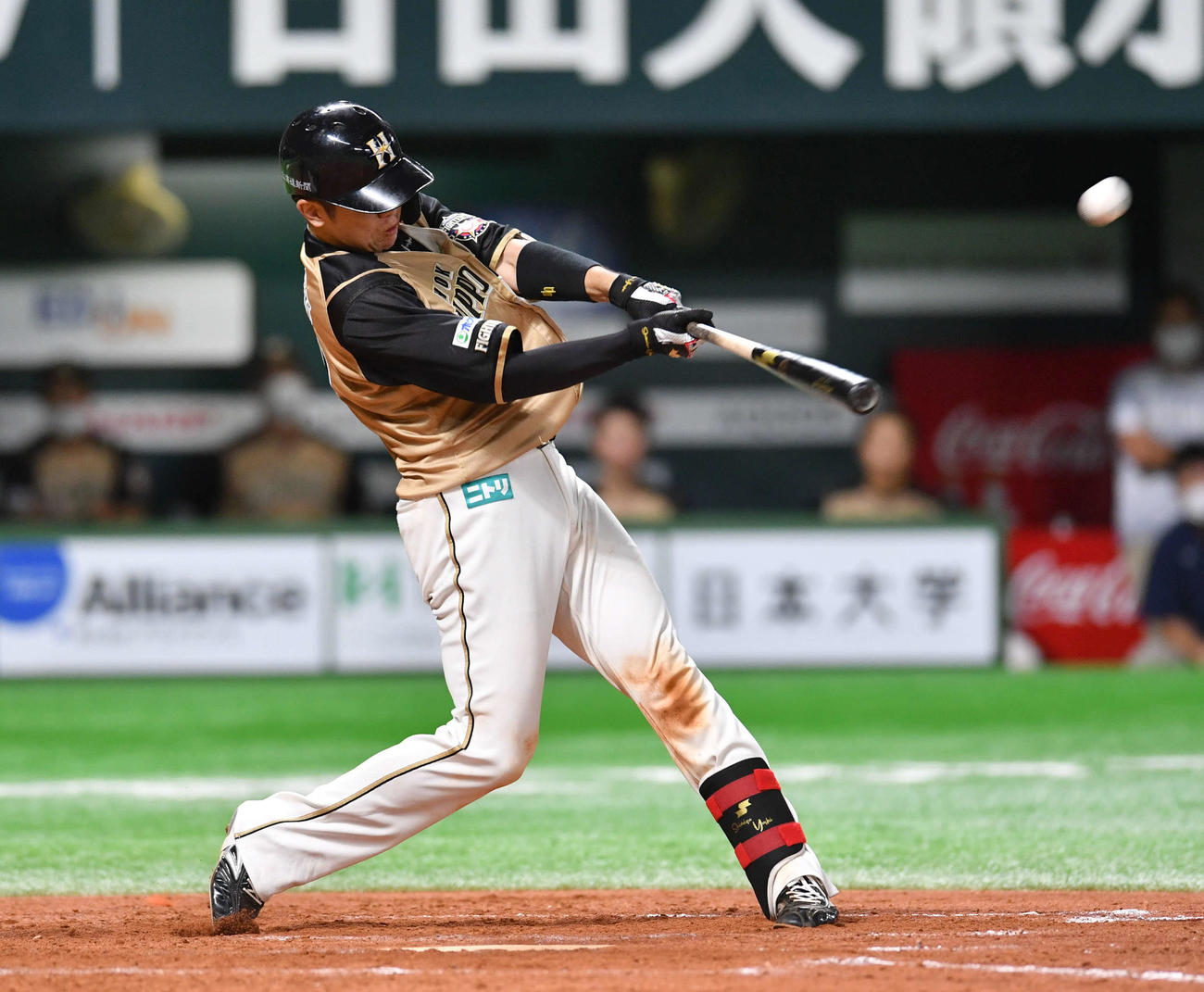 ソフトバンク対日本ハム　9回表日本ハム2死三塁、清水は左越え2点本塁打を放つ（撮影・岩下翔太）