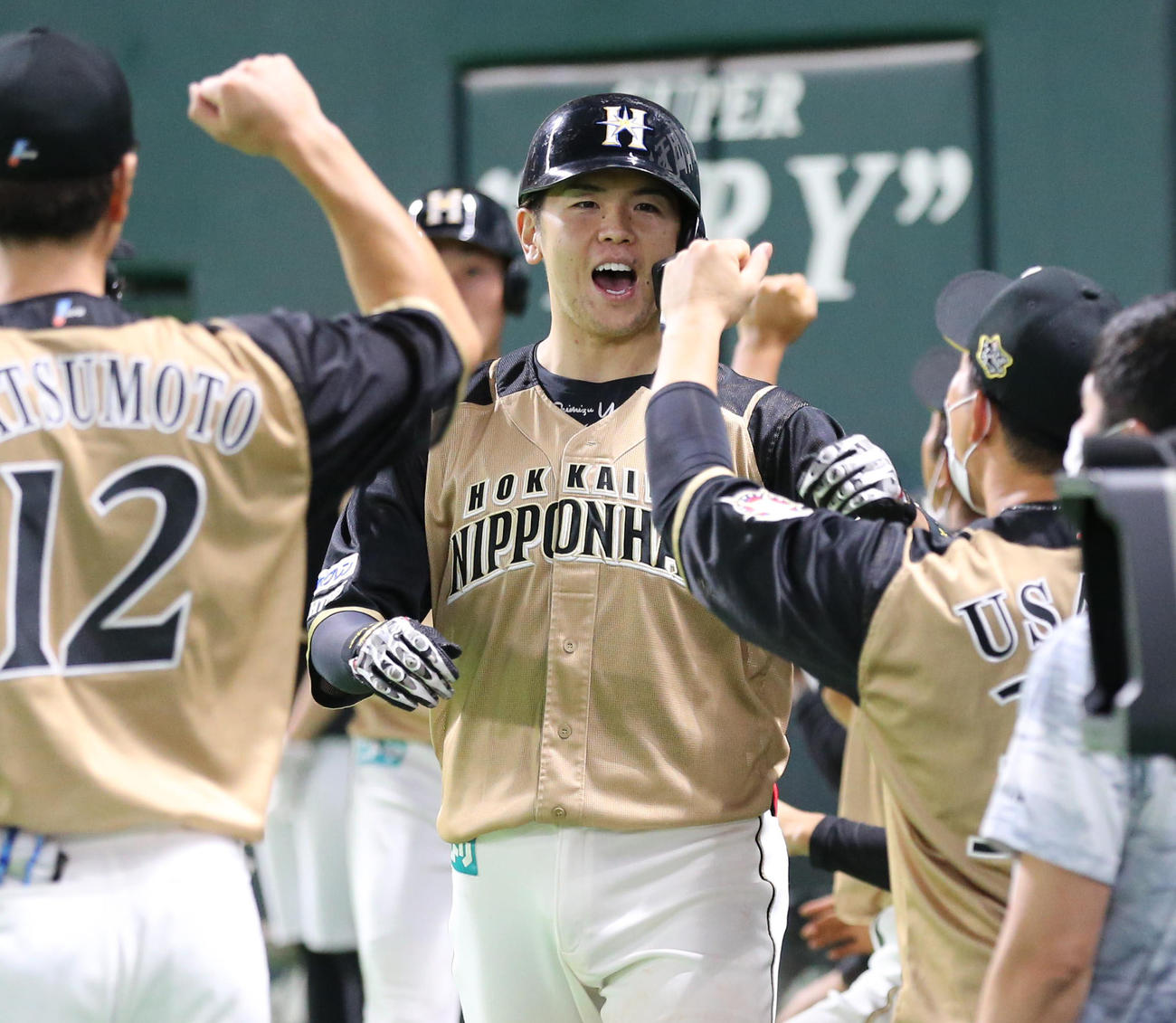 ソフトバンク対日本ハム　9回表日本ハム2死三塁、清水優心は左越えに2点本塁打を放ち笑顔（撮影・梅根麻紀）
