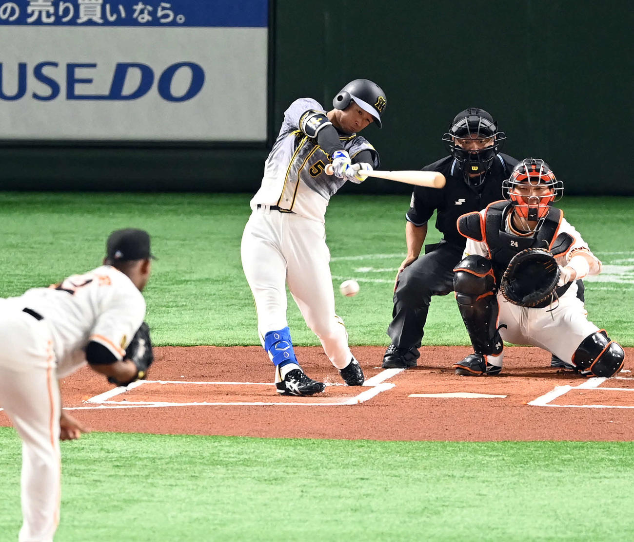 巨人対阪神　1回表阪神無死、二塁内野安打を放つ近本（撮影・たえ見朱実）
