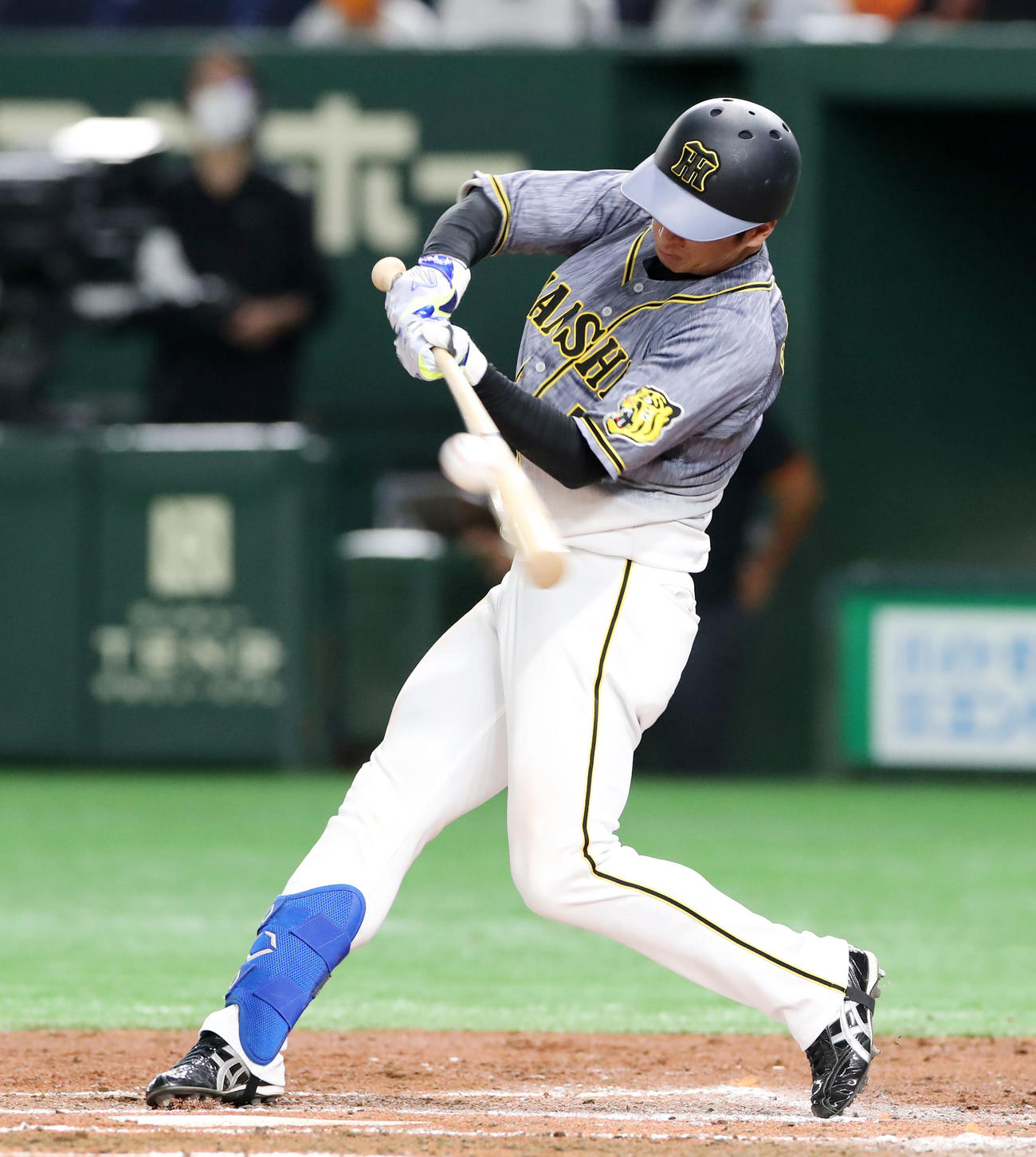 巨人対阪神　3回表阪神無死一塁、近本は左前打を放つ（撮影・加藤哉）