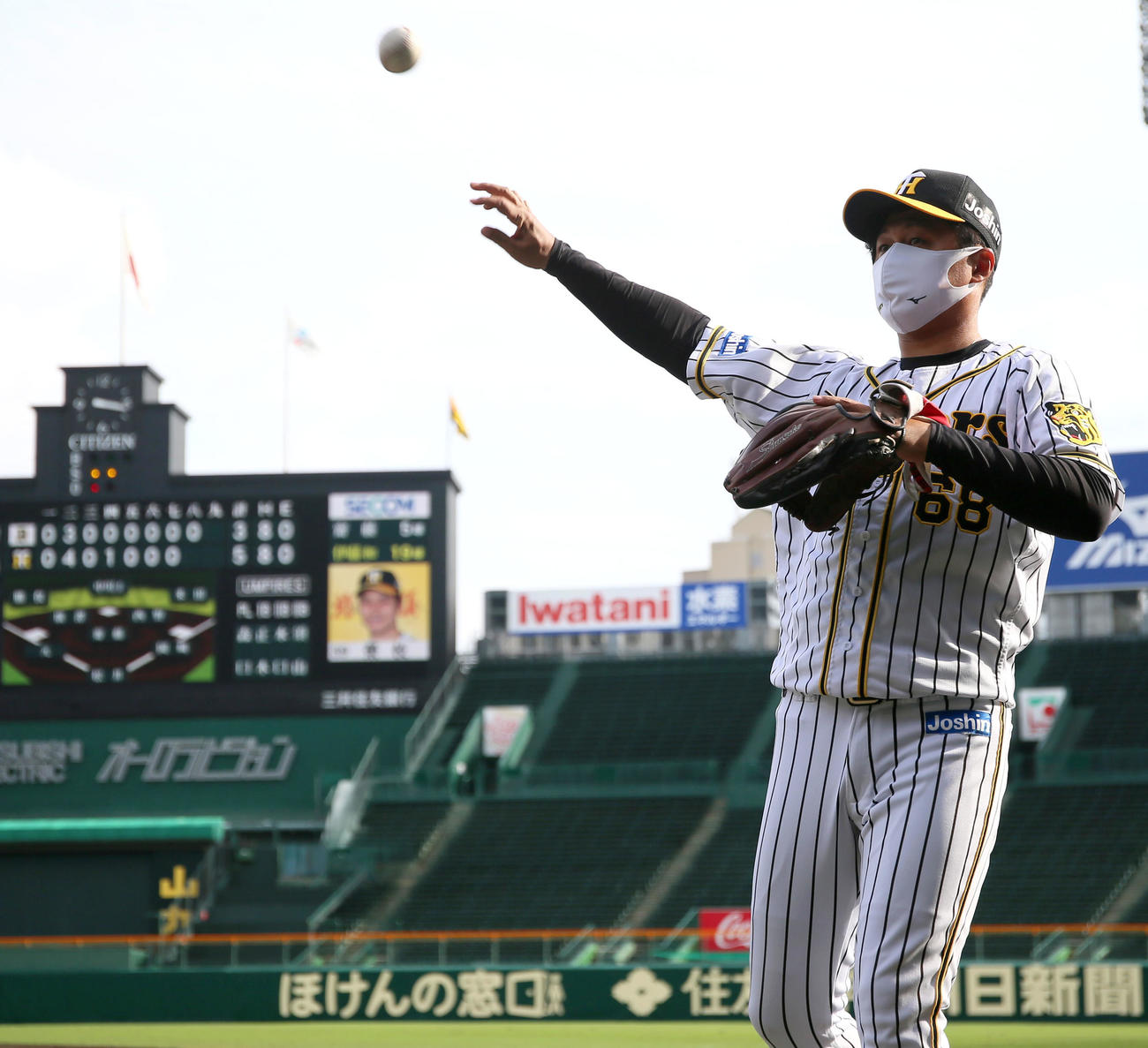 ウエスタン・リーグ阪神対オリックス　ベンチの横でキャッチボールする阪神俊介（撮影・上山淳一）