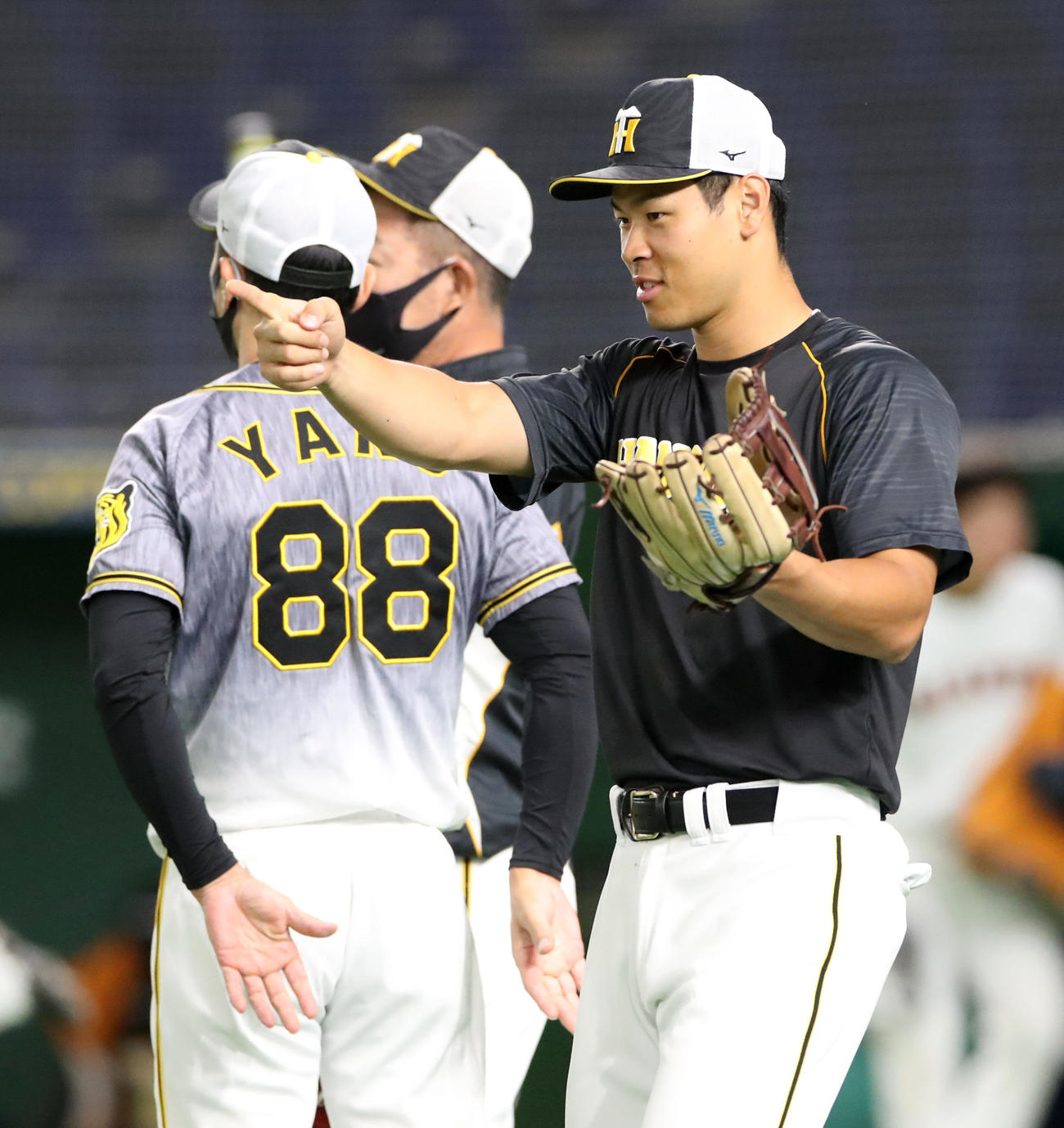 巨人対阪神　練習中指で指し示す佐藤輝（撮影・加藤哉）