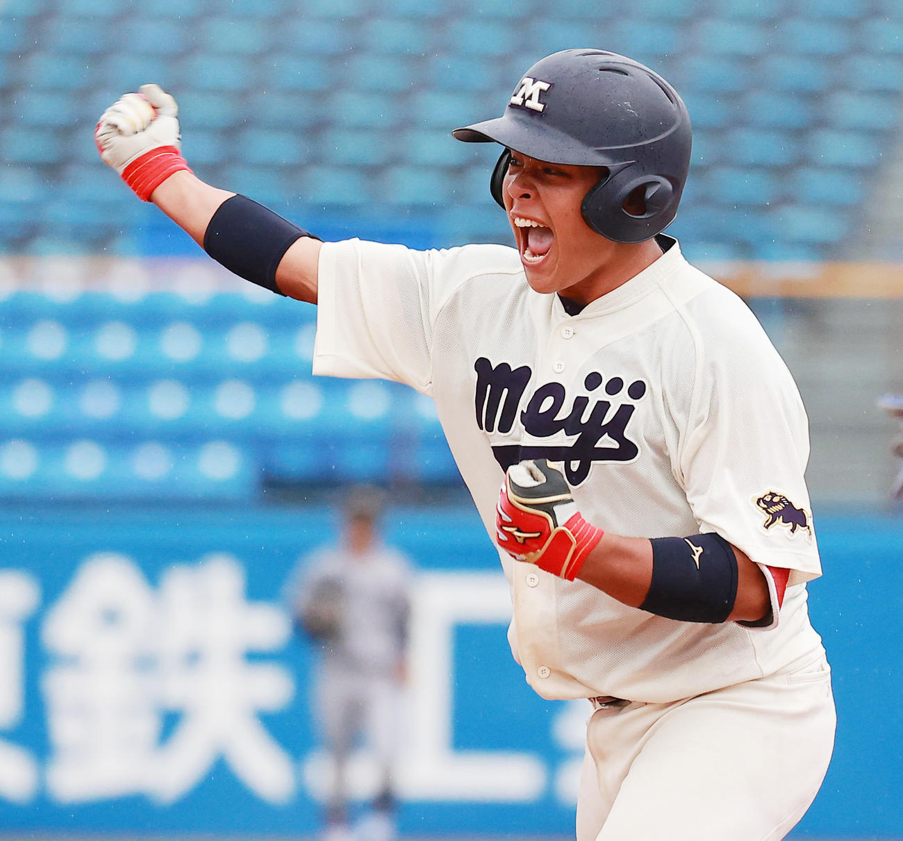 明大対慶大　8回表明大2死満塁、左前適時打を放ち喜ぶ蓑尾（撮影・野上伸悟）