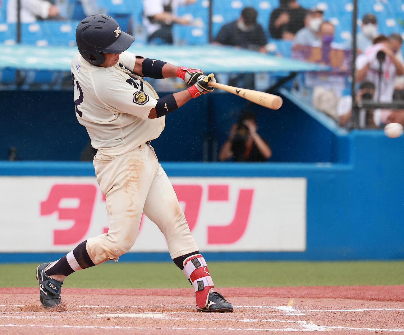 明大対慶大　8回表明大2死満塁、左前適時打を放つ蓑尾（撮影・野上伸悟）