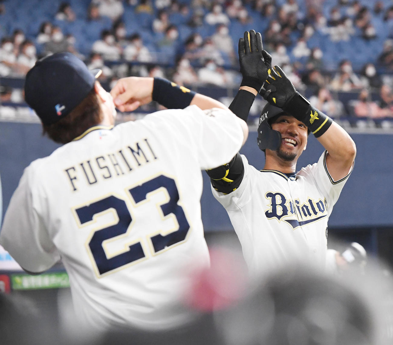 オリックス対楽天　1回裏オリックス1死、宗（右）は右越え先制本塁打を放ち伏見とポーズを決める（撮影・前岡正明）