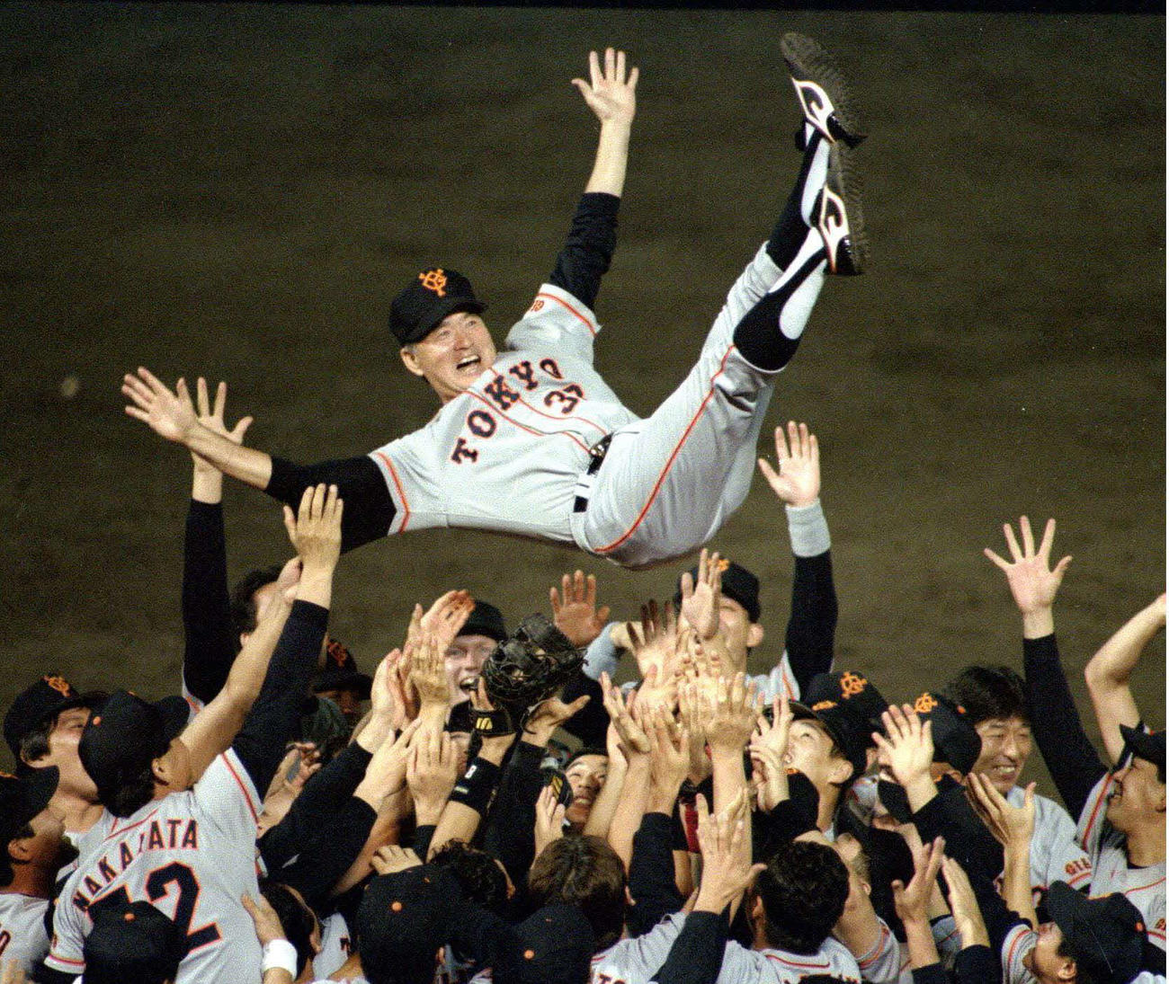 1994年10月8日　中日対巨人　巨人長嶋茂雄監督はリーグ優勝を達成し胴上げされる＝ナゴヤ球場