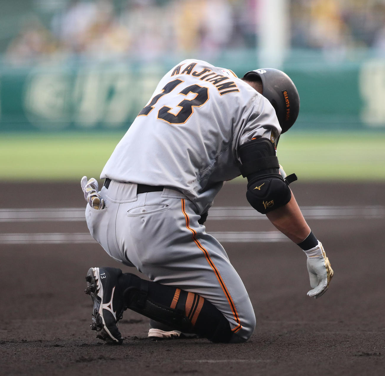 7月10日の阪神戦で1回に死球を受け痛がる梶谷