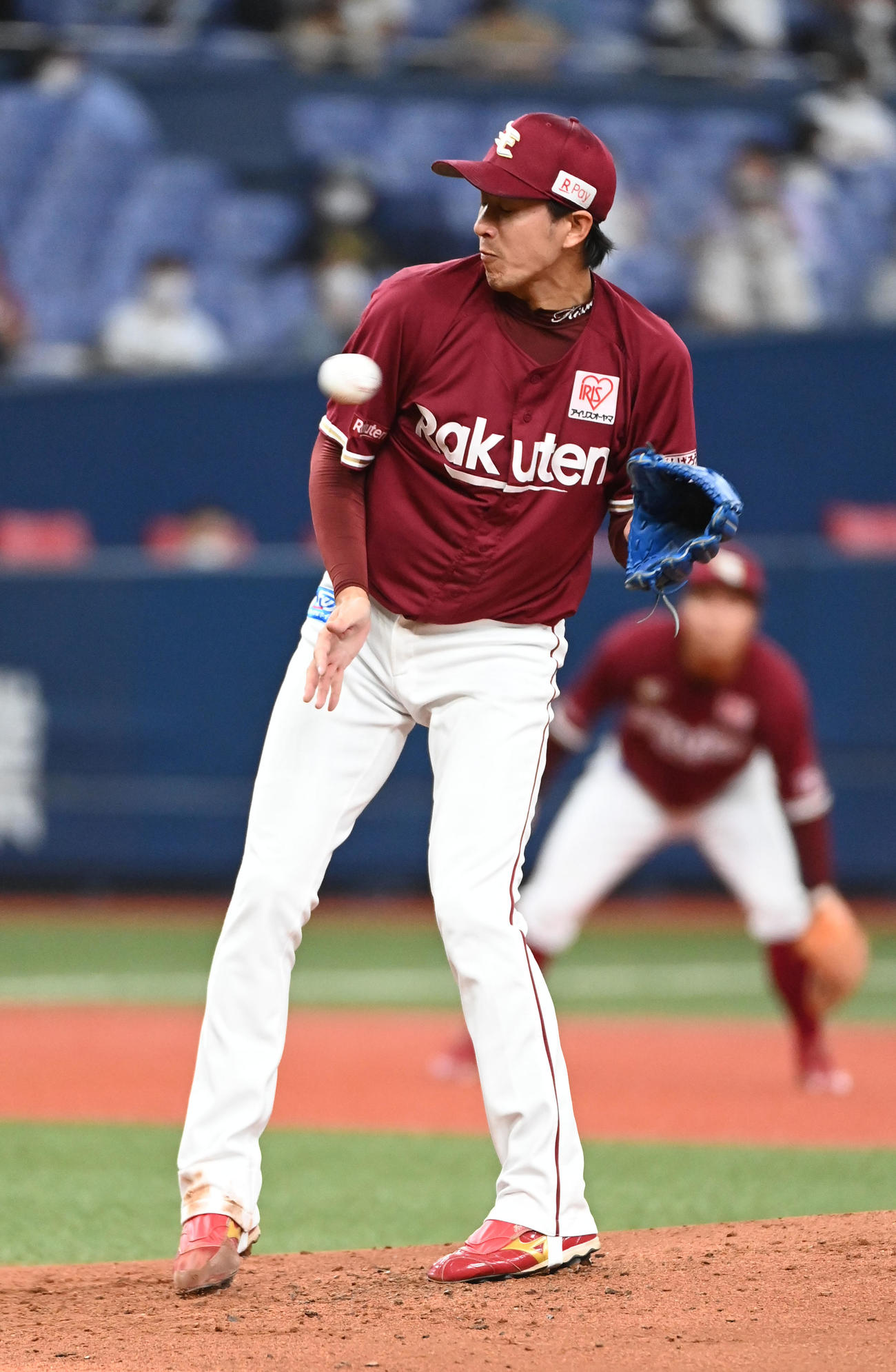オリックス対楽天　2回裏オリックス1死、安達の中前打にグラブを出す楽天先発の岸（撮影・前岡正明）