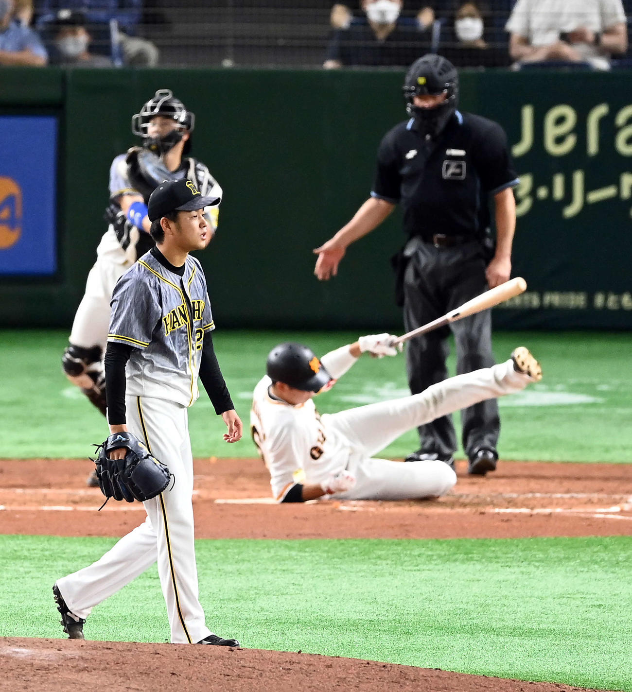 4回裏巨人1死、空振り三振の坂本は勢いあまって転倒する（撮影・たえ見朱実）