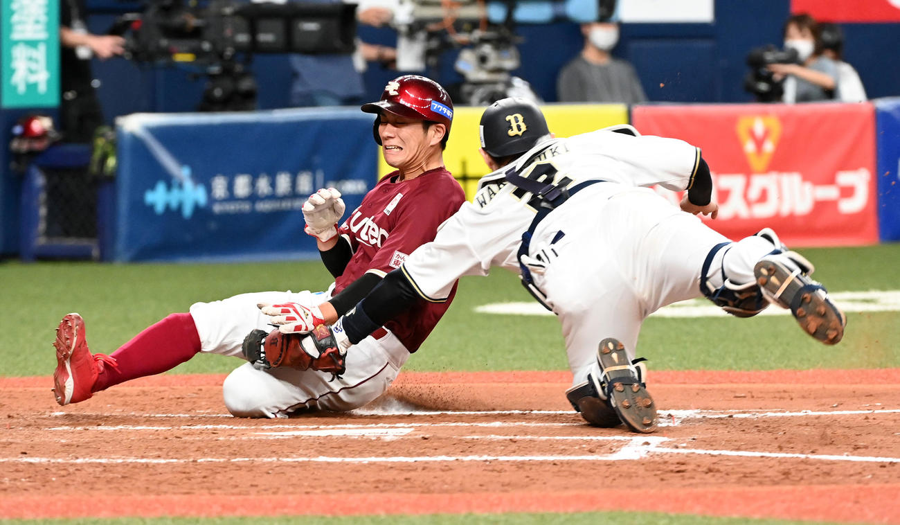 オリックス対楽天　8回表楽天2死一塁、茂木の右二塁打で本塁を狙った岡島はタッチアウト。捕手若月（撮影・前岡正明）