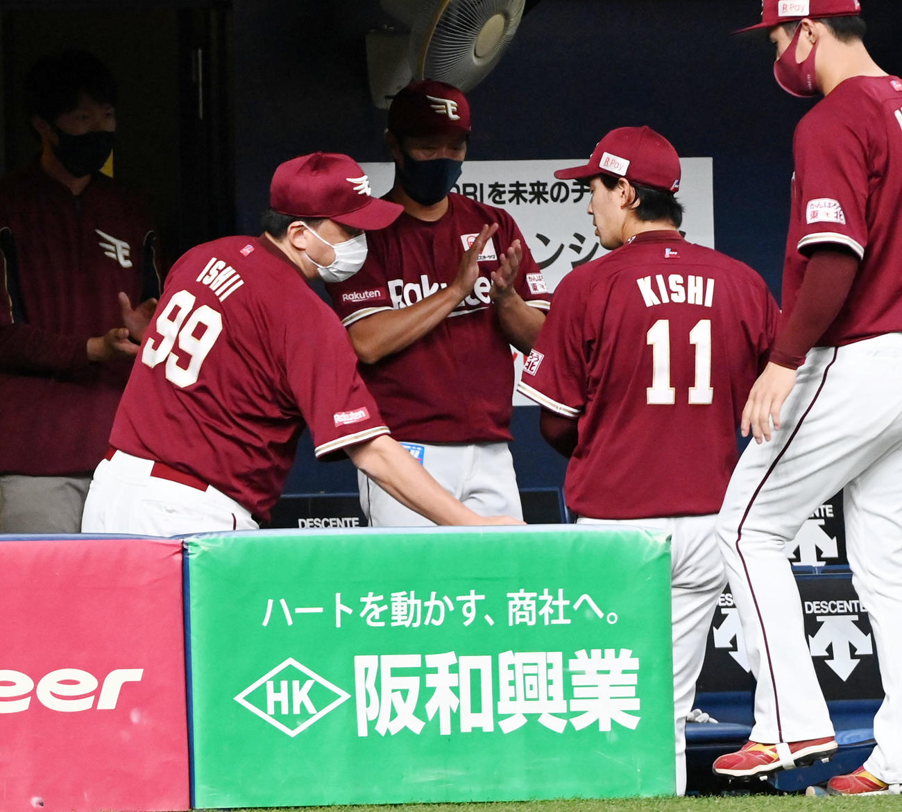 オリックス対楽天　6回裏オリックス1死二、三塁、交代した岸（右）に声をかける石井監督（撮影・前岡正明）