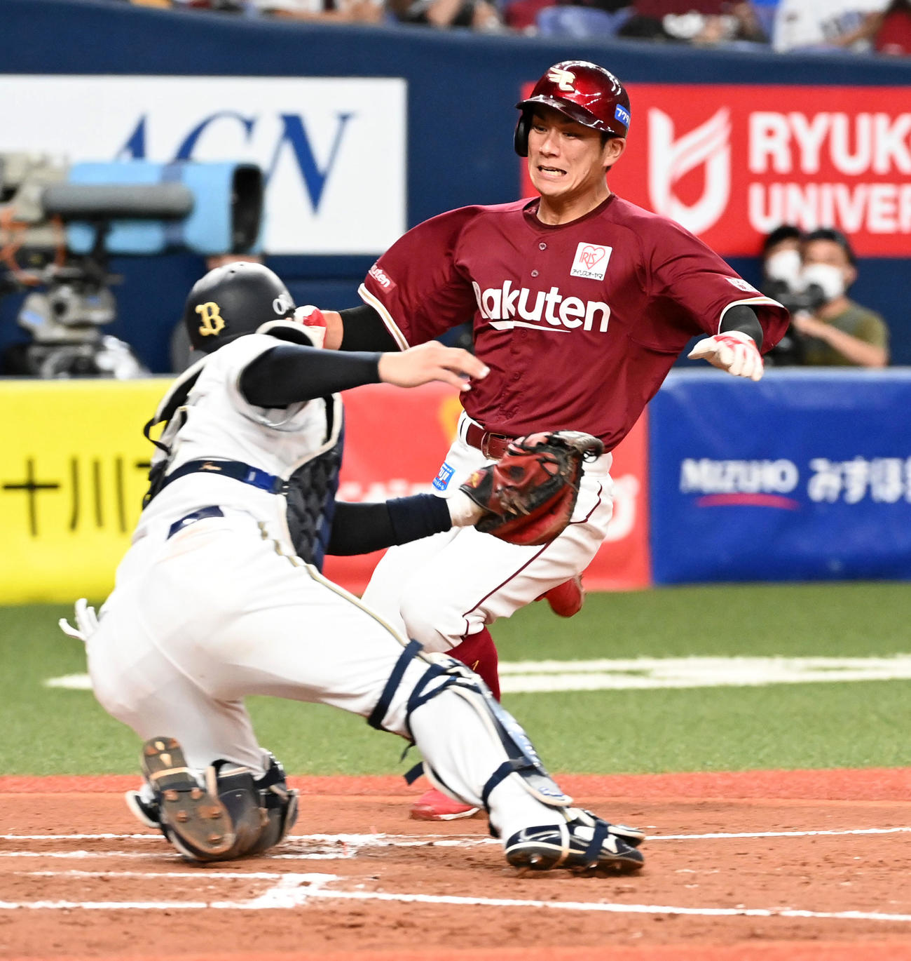 オリックス対楽天　8回表楽天2死一塁、茂木の右二塁打で本塁を狙った岡島はタッチアウト。捕手若月（撮影・前岡正明）