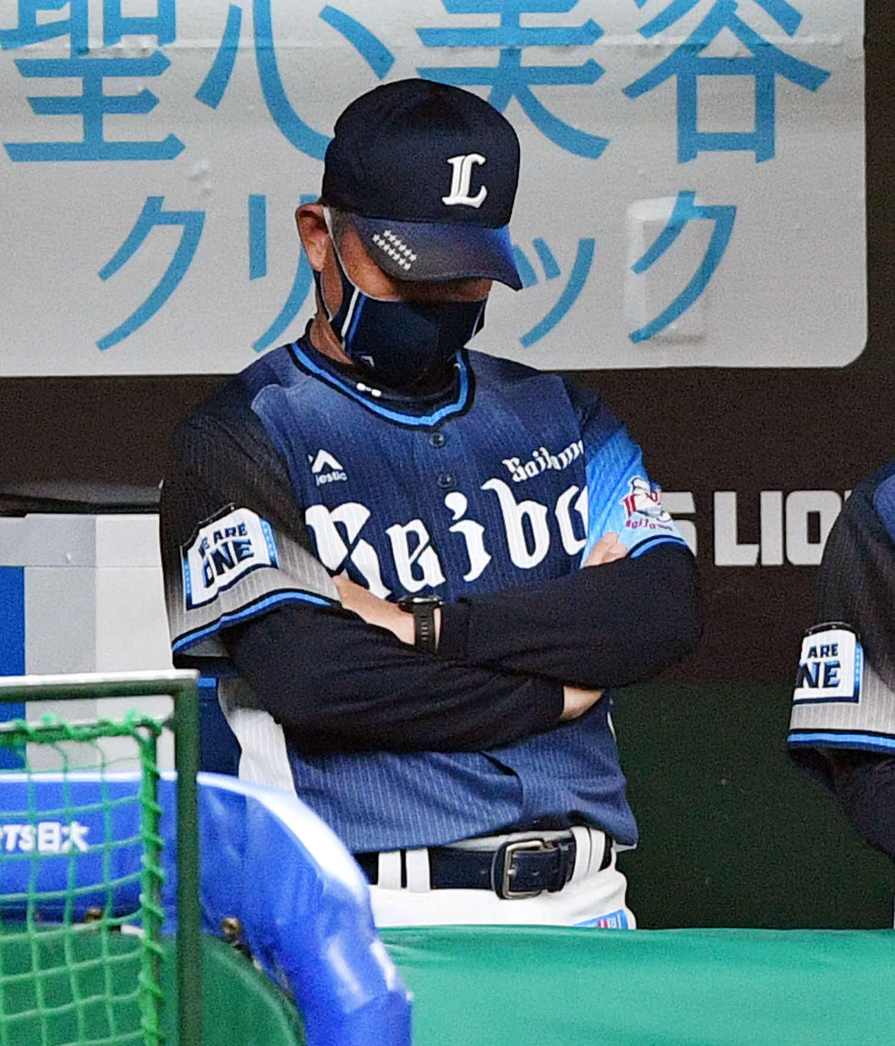 西武対ロッテ　ベンチでうつむく西武辻監督（撮影・滝沢徹郎）