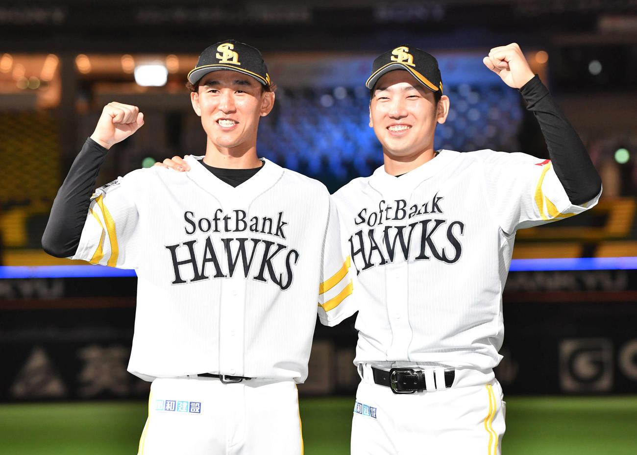 ソフトバンク対日本ハム　日本ハムに勝利し、笑顔でガッツポーズする三森（左）と石川（撮影・岩下翔太）