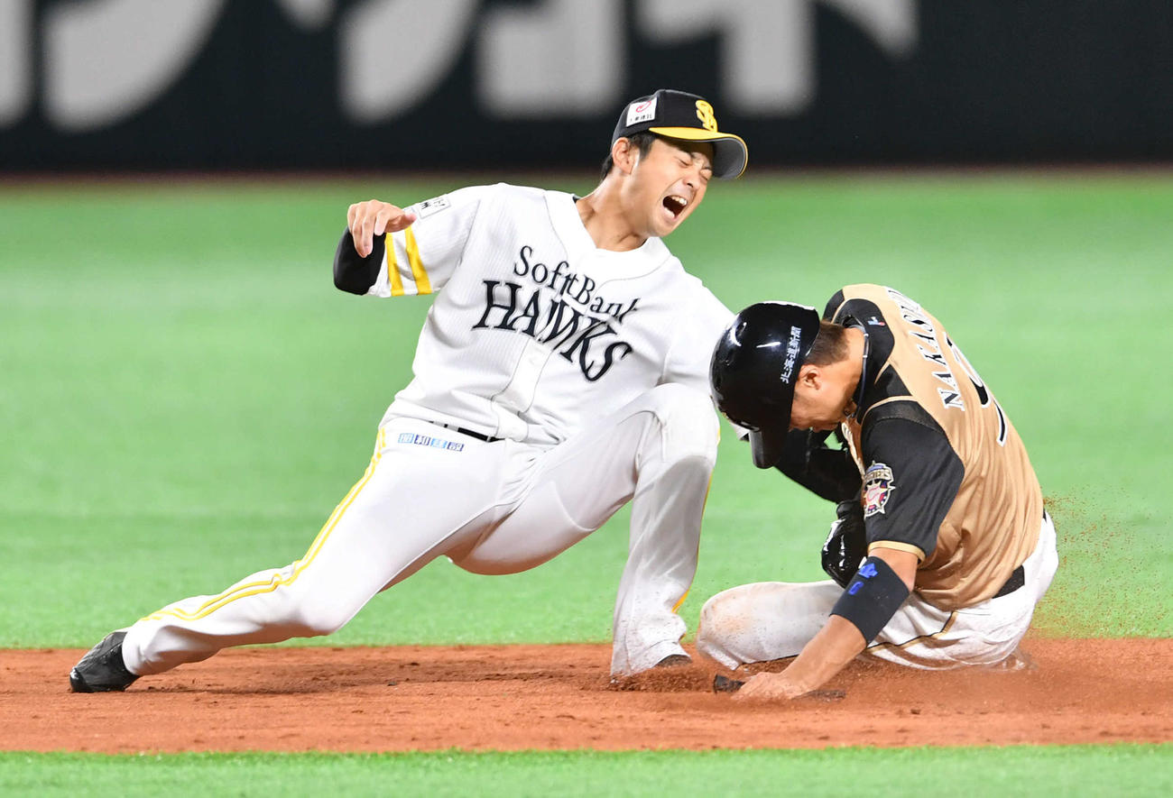 ソフトバンク対日本ハム　7回表日本ハム1死一、三塁、盗塁に失敗する中島、左は川瀬（撮影・岩下翔太）