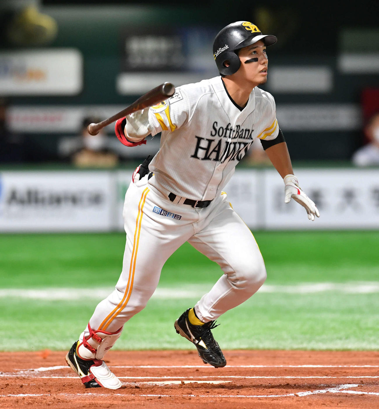 ソフトバンク対日本ハム　1回裏ソフトバンク2死、栗原は先制の右越え本塁打を放つ（撮影・岩下翔太）