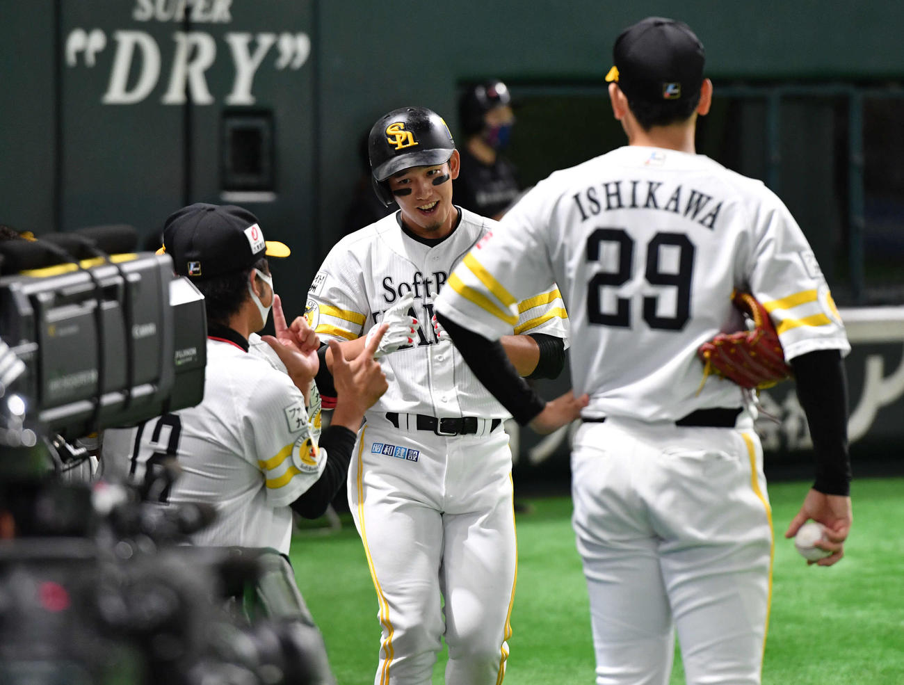 ソフトバンク対日本ハム　1回裏ソフトバンク2死、先制の右越え本塁打を放ち、ベンチ前でナインとポーズをとる栗原（撮影・岩下翔太）