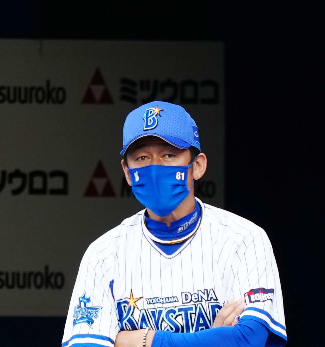 DeNA対広島　5回表、ベンチから戦況を見つめるDeNA三浦監督（撮影・江口和貴）