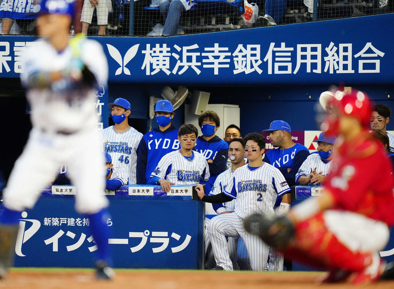 DeNA対広島　9回裏DeNA2死一、二塁、ベンチから戦況を見つめる選手たち（撮影・江口和貴）