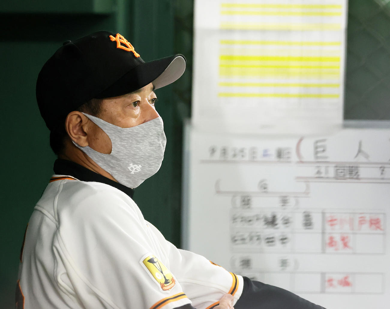 戦況を見つめる巨人原監督（撮影・足立雅史）