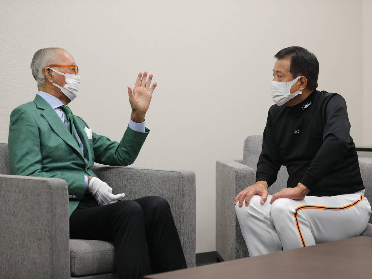 試合前、巨人原監督（右）を激励する長嶋終身名誉監督（球団提供）