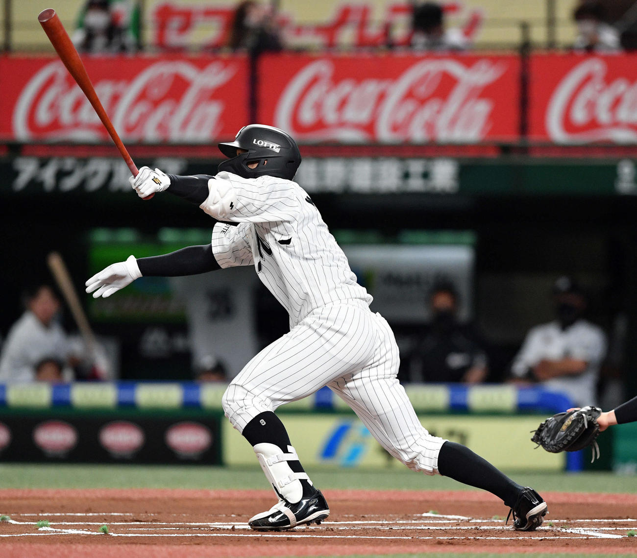 西武対ロッテ　1回表ロッテ1死二塁、中村奨は先制の中前適時打を放つ（撮影・滝沢徹郎）