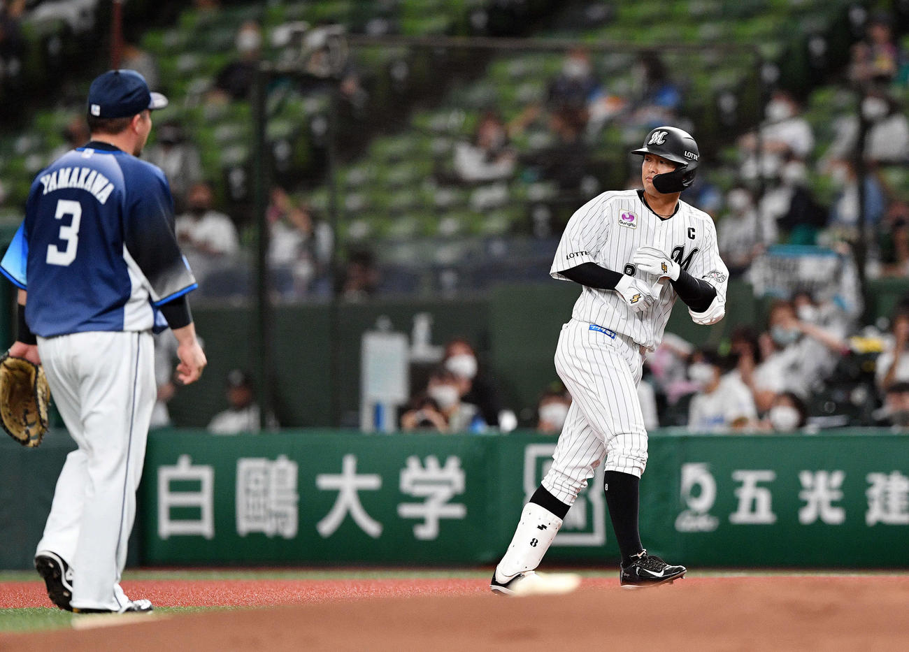 西武対ロッテ　1回表ロッテ1死二塁、先制の中前適時打を放った中村奨（右）（撮影・滝沢徹郎）