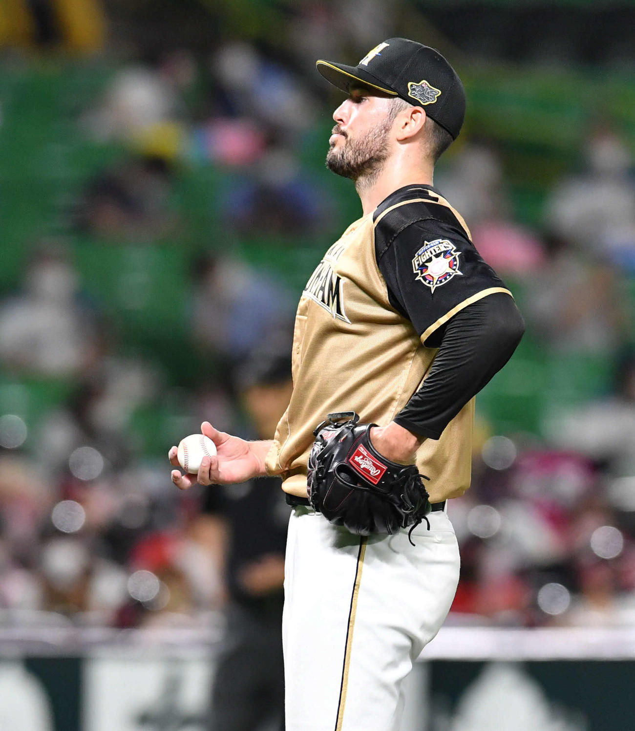 ソフトバンク対日本ハム　2回裏ソフトバンク2死一、三塁、中村晃に右前適時打を打たれ、悔しそうな表情を見せるバーヘイゲン（撮影・岩下翔太）