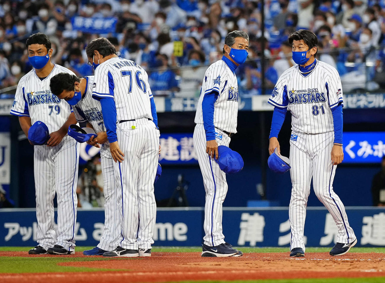 DeNA対広島　試合後、あいさつするDeNA三浦監督（右端）ら（撮影・江口和貴）