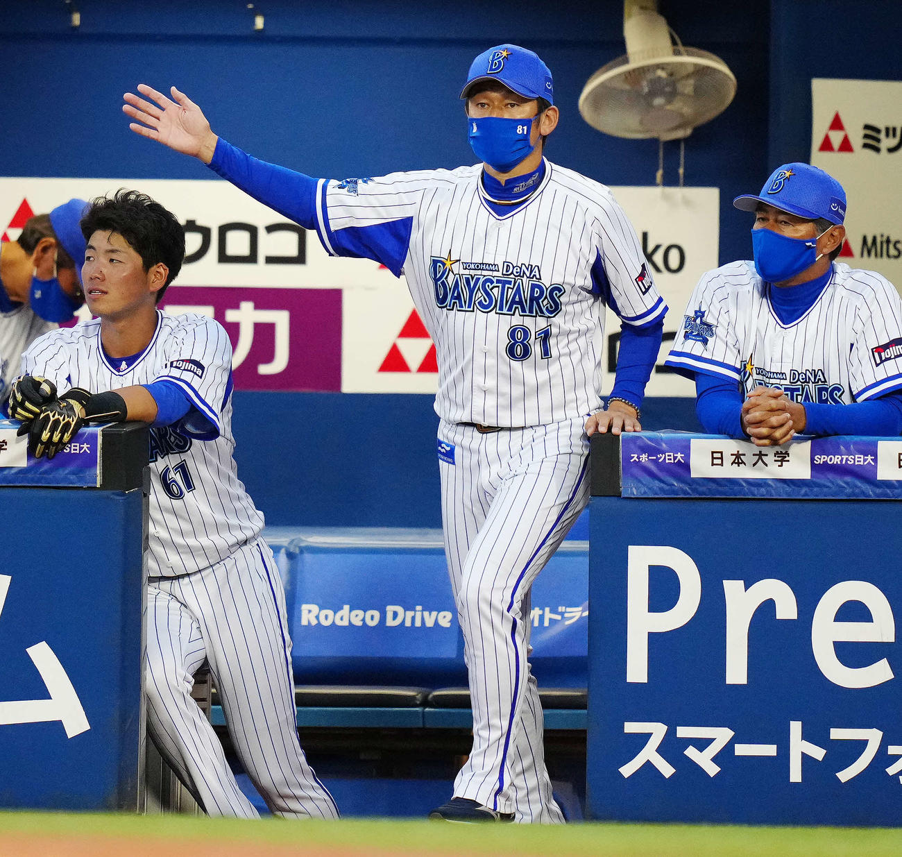DeNA対広島　9回裏、代走を送るDeNA三浦監督（撮影・江口和貴）