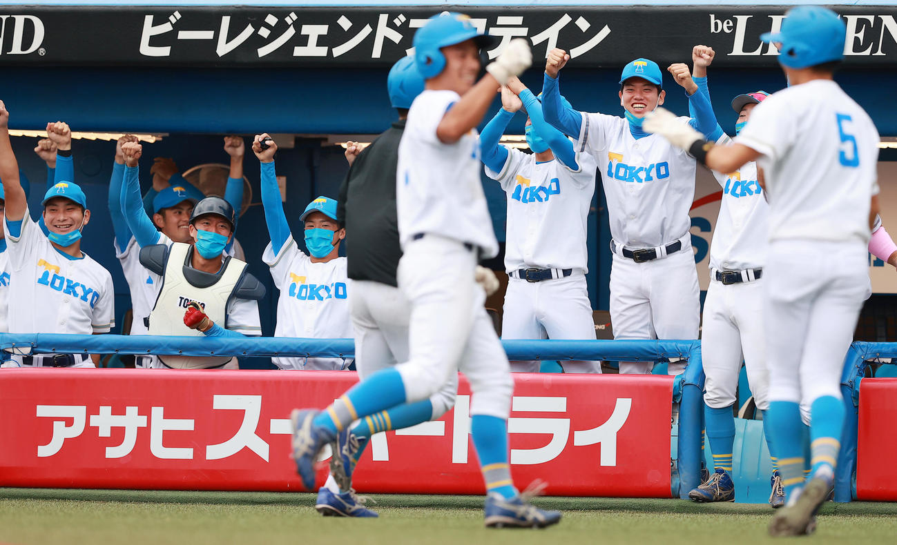 2回裏東大1死満塁、宮崎の走者一掃右適時三塁打に盛り上がる東大ベンチ（撮影・野上伸悟）