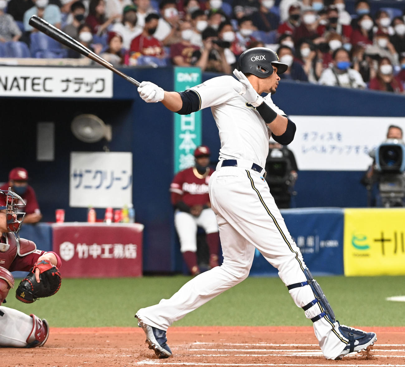 オリックス対楽天　6回裏オリックス1死二、三塁、モヤは中前適時打を放つ（撮影・前岡正明）