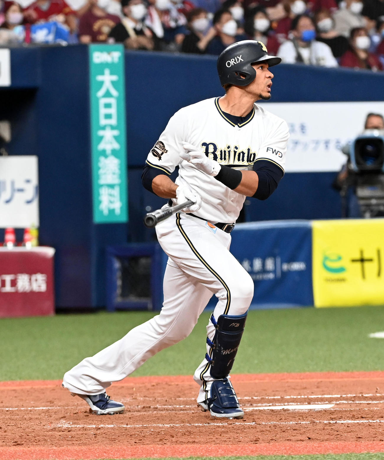 オリックス対楽天　4回裏オリックス2死二塁、モヤは中前適時打を放つ（撮影・前岡正明）