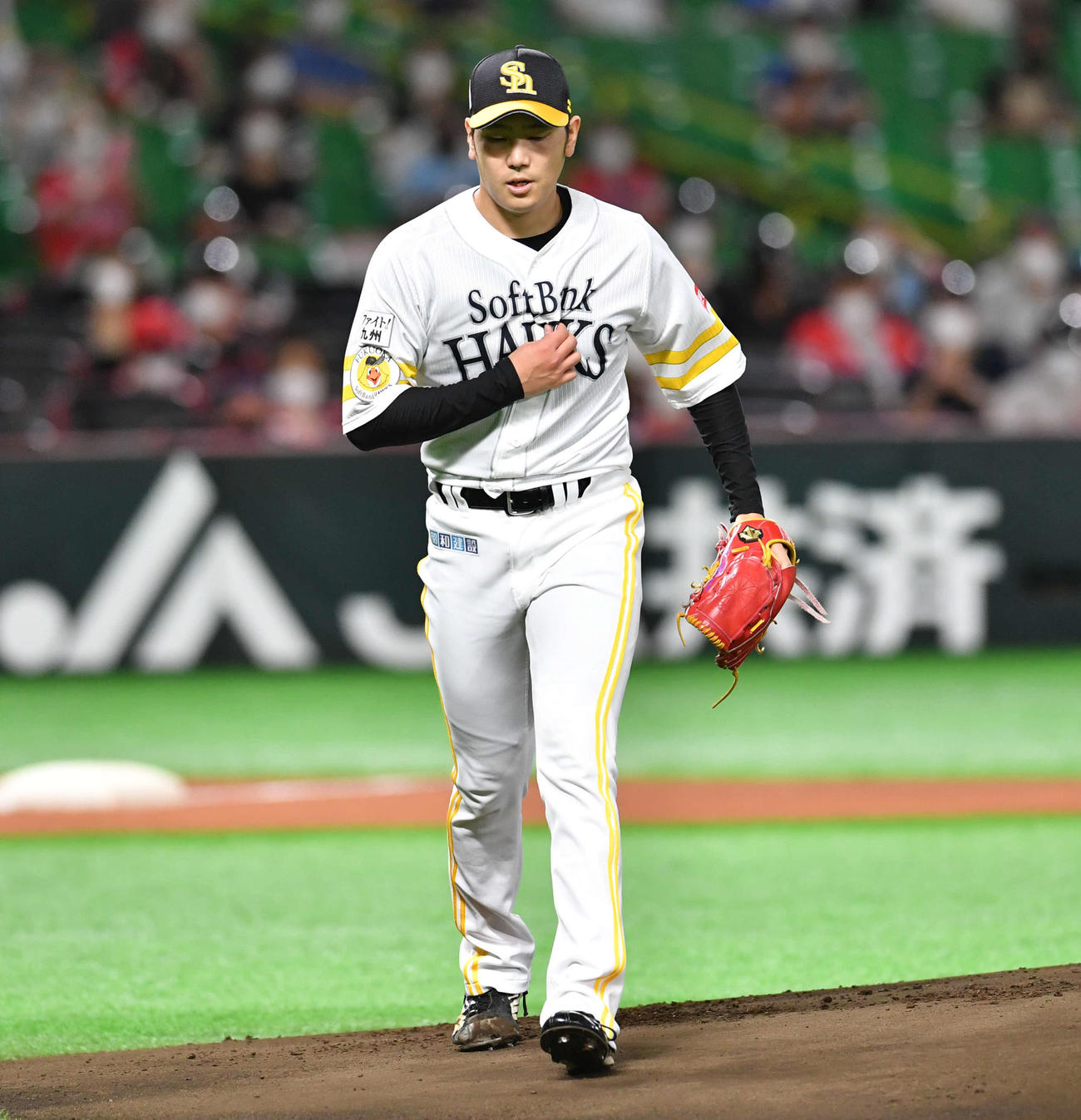 ソフトバンク対日本ハム　1回表日本ハム2死、3者連続三振に抑えてベンチへ戻る石川（撮影・岩下翔太）