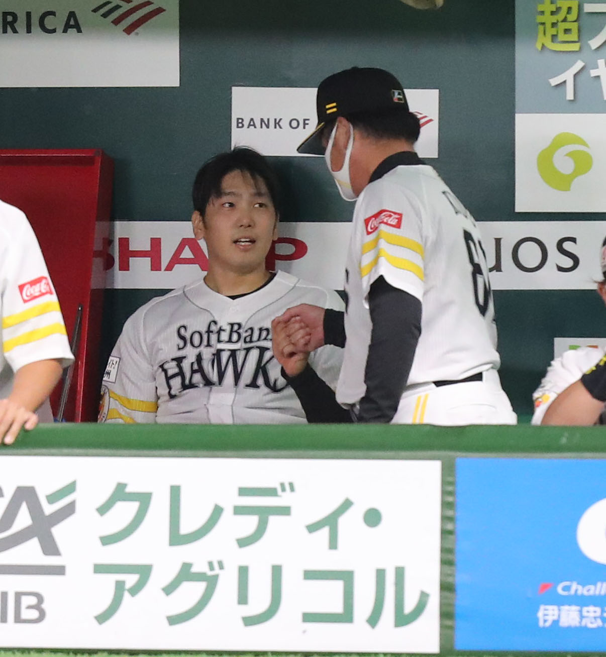 ソフトバンク対日本ハム　先発・石川柊太は6回途中で降板、工藤公康監督に声をかけられる（撮影・梅根麻紀）
