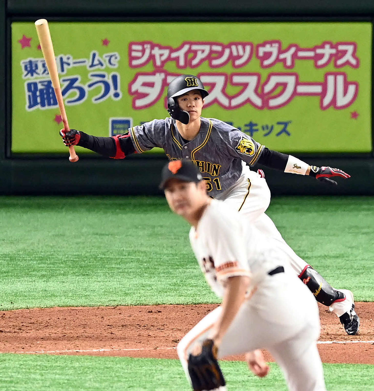 巨人対阪神　8回表阪神1死二、三塁、菅野から2点適時二塁打を放つ中野（撮影・たえ見朱実）