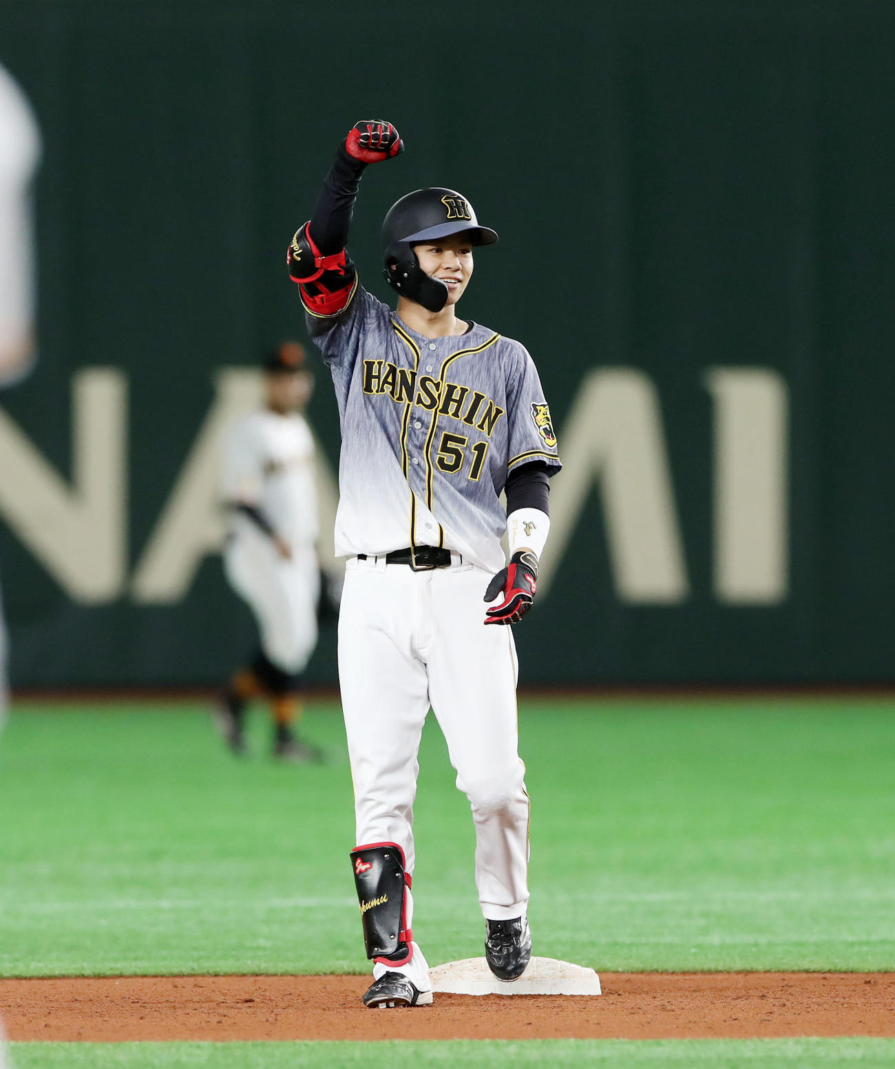 巨人対阪神　8回表阪神1死二、三塁、中野は中越え適時二塁打を放つ（撮影・加藤哉）
