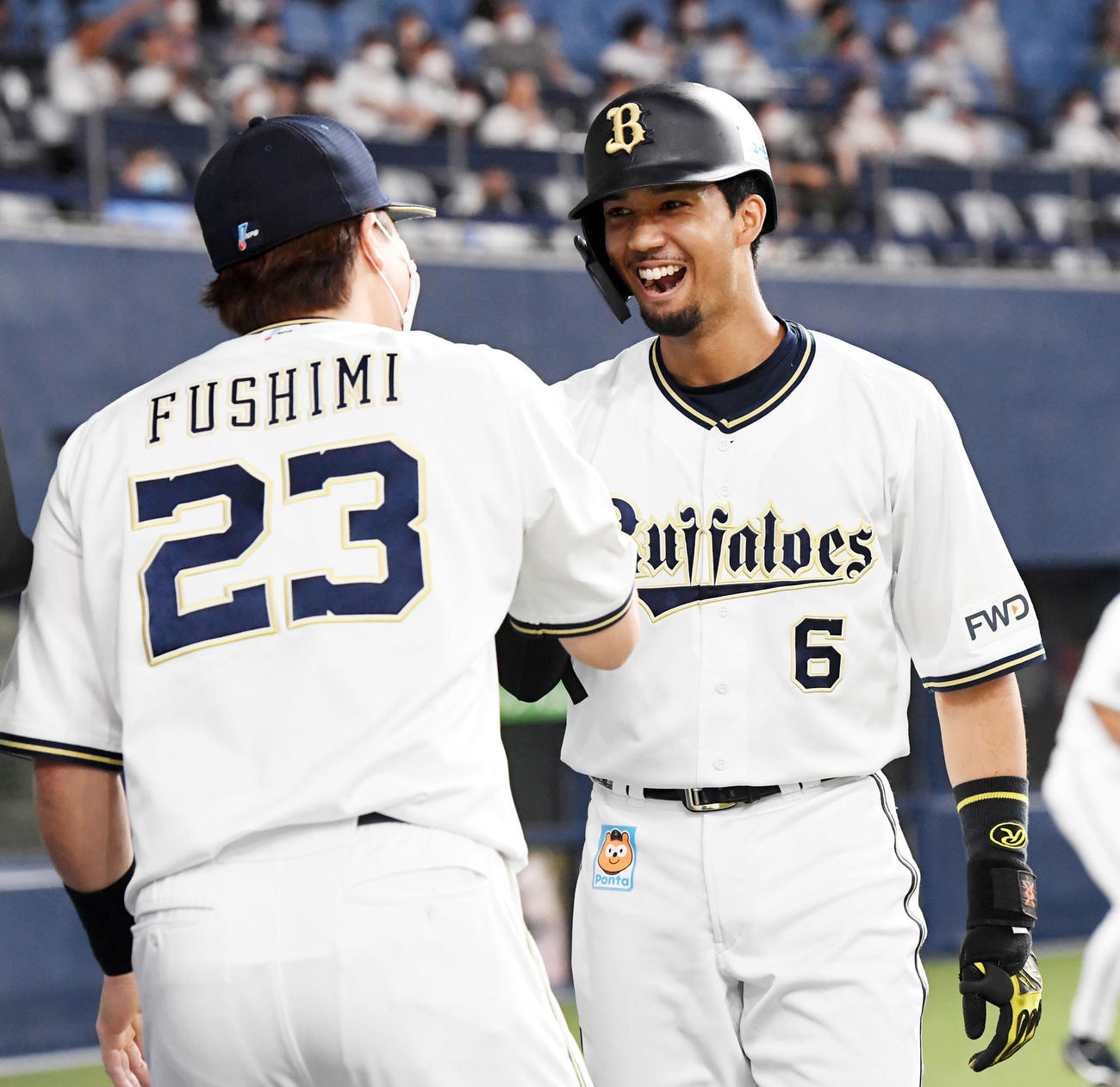 オリックス対楽天　1回裏オリックス1死、宗（右）は右越え先制本塁打を放ち伏見の祝福に笑顔を見せる（撮影・前岡正明）